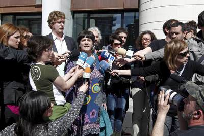 El responsable de EA, Maiorga Ramírez, y Aitziber Sarasola, de una plataforma independiente, tras registrar Bildu en Pamplona.