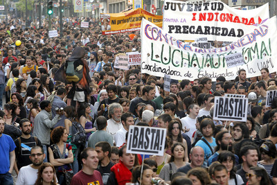 Cerca de dos mil jóvenes se manifiestan con pancartas la precariedad, el paro y la privatización de la educación.