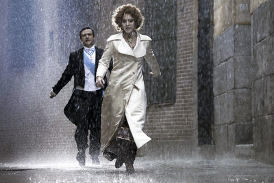 Escena de  La Duquesa,  con Adriana Ozores en primer plano.