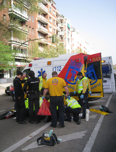 Los sanitarios del SAMUR tratan de reanimar a la mujer atropellada en Príncipe de Vergara.