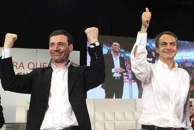 El presidente del Gobierno y el líder de los socialistas madrileños se abrazan durante un acto de precampaña del PSOE para las elecciones locales de mayo en Alcalá de Henares.