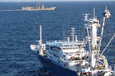 El  Alakrana  navega escoltado por una fragata de la Armada tras su liberación.