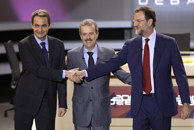José Luis Rodríguez Zapatero saluda a Mariano Rajoy ante la presencia del periodista Manuel Campo Vidal, antes del primer debate electoral que ambos sostuvieron el 25 de febrero de 2008.