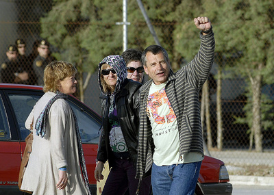 13042011. El preso más antiguo de ETA, José María Sagarduy Moja,  Gatza , ha salido esta mañana de la cárcel de Jaén II, tras 31 años. A las puertas de la prisión le esperaban varias decenas de personas entre miembros de la izquierda  abertzale  y seguidores de la Asociación Voces Contra el Terrorismo, mientras un centenar de agentes de la Guardia Civil vigilaban para que no se produjeran incidentes.