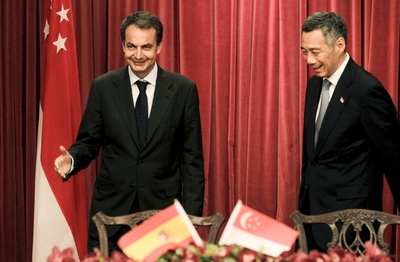 El presidente del Gobierno español, José Luis Rodríguez Zapatero, con el primer ministro de Singapur, Lee Hsien Loong, durante la firma de acuerdos en su visita al país