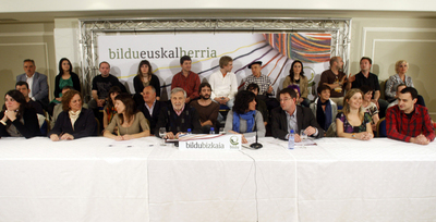 14042011. Bildu ha presentado esta mañana en Bilbao los candidatos que presentará a las elecciones por Vizcaya. En la imagen, Txema Azkuenaga (cuarto por la izquierda) y Zuriñe Gainza (cuarta por la derecha), ambos independientes, encabezarán las listas a la alcaldía de Bilbao y a las Juntas Generales de Vizcaya, respectivamente. En la rueda de prensa han estado acompañados por todos los candidatos de Bilud del territorio.
