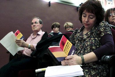 Asistentes a la lectura continuada de la Constitución de 1931 en el Ateneo de Madrid, para conmemorar el 80 aniversario de la II República.