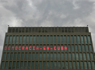 Fachada del edificio de la Sección de Intereses de Washington en La Habana, situado en el paseo marítimo del Malecón