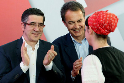 El  lehendakari , Patxi López, con el presidente del Gobierno, José Luis Rodríguez Zapatero, durante un acto de la Fiesta de la Rosa del PSE.