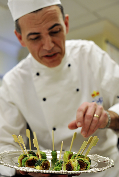 El chef de la familia real, Mark Flanagan, jefe de las cocinas del palacio de Buckingham, prepara una bandeja con canapés  Burbuja y Crujiente de Paletilla de Cordero , en las pruebas del almuerzo de la boda de Guillermo y Catalina.