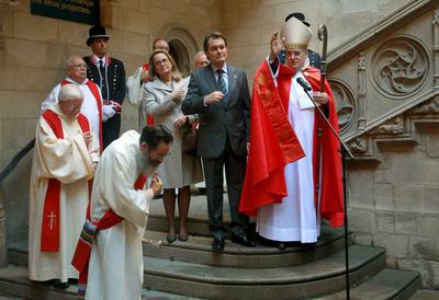El presidente catalán Artur Mas en el Palau de la Generalitat junto a su esposa Helena Rakosnik y el arzobispo de Barcelona Lluís Martínez Sistach durante la ceremonía de bendición de las rosas.