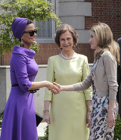 La jequesa de Catar saluda a doña Letizia ante la mirada de la reina Sofía.