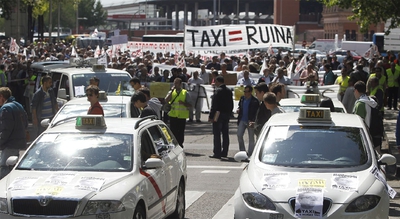 Unos 500 taxistas protestan contra la futura norma que, a su juicio, 