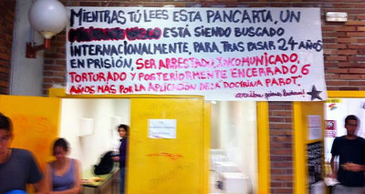 La pancarta en apoyo al estarra Troitiño en la Facultad de Políticas.