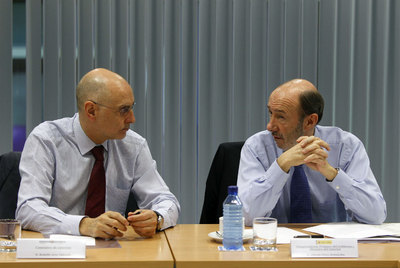 El ministro de Interior, Alfredo Pérez Rubalcaba (a la derecha), y su homólogo vasco, Rodolfo Ares, ayer en la comisaría de Erandio.