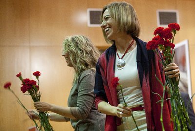 Carme Chacón presenta la candidatura de Lourdes Borrell (izda) a la alcaldia en el auditorio Palu Falguera de San Feliu del LLobtegat.