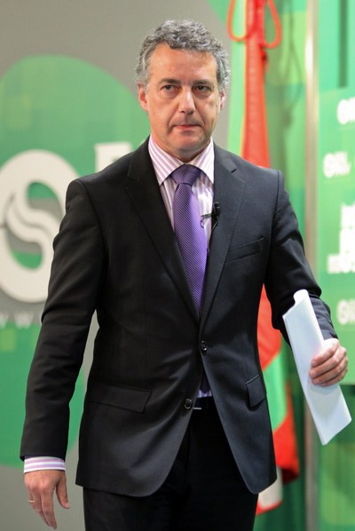 El presidente del PNV momentos antes comparecer hoy ante la prensa en Bilbao donde ha anunciado que, debido a la sentencia del Tribunal Supremo que ha anulado las candidaturas de Bildu, ha decidido suspender 