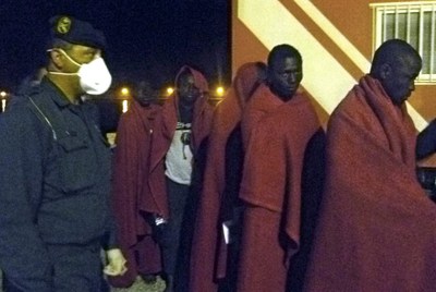 Imagen, a su llegada al puerto de Motril (Granada), de varios de los 30 inmigrantes de origen subsahariano que Salvamento Marítimo rescató esta madrugada de una patera que se encontraba semihundida, a unas 23 millas náuticas al sur de Adra (Almería).