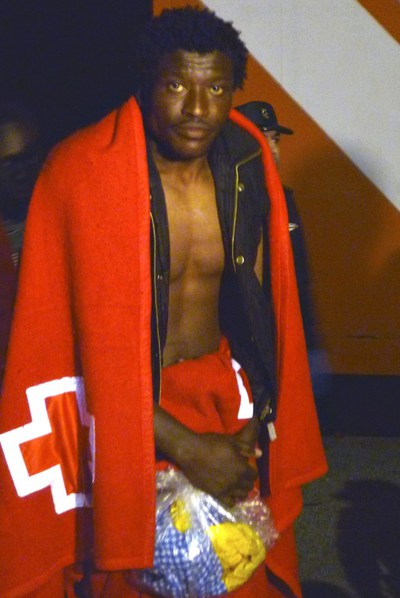 Imagen tomada en el puerto de Motril (Granada), de uno de los 30 subsaharianos que Salvamento Marítimo rescató esta madrugada.