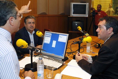 Juan Ignacio Zoido, a la izquierda, y Juan Espadas, durante su primer debate en la Cadena SER.