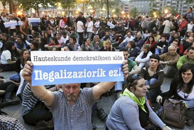 Simpatizantes de Bildu esperan la decisión del Constitucional en El Arenal (Bilbao).