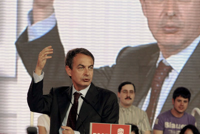 Zapatero comienza en su tierra su última campaña y defiende su gestión