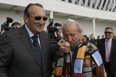El artista Juan Ripollés saluda a Carlos Fabra en la inaguración del aeropuerto de Castellón.