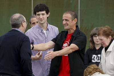El preso histórico de ETA Estanislao López Aguiriano, a su salida de la cárcel de Castellón esta mañana.