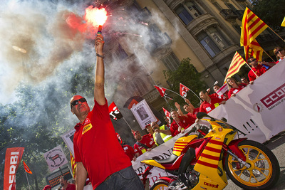 Trabajadores de Derbi marchan por el centro de Barcelona hasta el consulado italiano en protesta por el cierre de la fábrica de Martorelles.