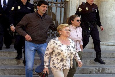 María José Campanario, su madre, Remedios Torres, y el torero Jesús Janeiro a la salida de la Audiencia de Cádiz.