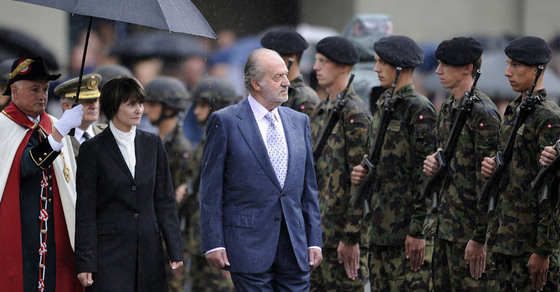 El rey Juan Carlos y la presidenta suiza, Micheline Calmy-Rey, pasa revista a la guardia de honor en Berna.