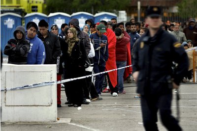 Varios cientos de personas hacen hoy cola al caer la tarde en el campamento del Huerto de la Rueda esperando ser censadas por voluntarios de Cruz Roja y Protección Civil, tras el terremoto del pasado miércoles en Lorca