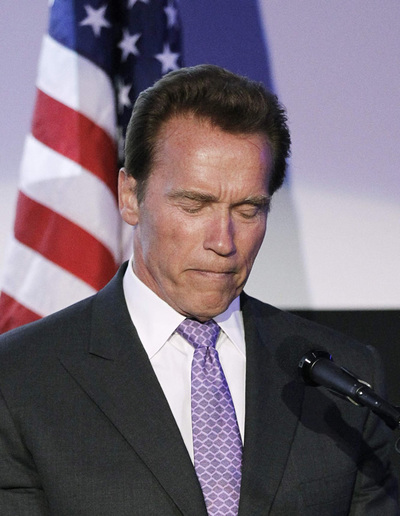 Pocos días después de hacer pública su separación de Maria Shriver, la que fue su esposa durante 25 años, el exgobernador de California, Arnold Schwarzenegger, ha dado a conocer que es padre de un niño fuera de su matrimonio. Schwarzenegger lo tuvo hace más de una década junto a una mujer que trabajaba en su casa hasta enero de este año. Según ha explicado el intérprete de 'Terminator' al diario 'Los Ángeles Times', 