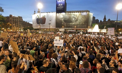 Una marea humana ha vuelto a llenar esta noche la Plaza de Catalunya para expresar el 'hartazgo ciudadano' ante la crisis económica y el sistema político.
