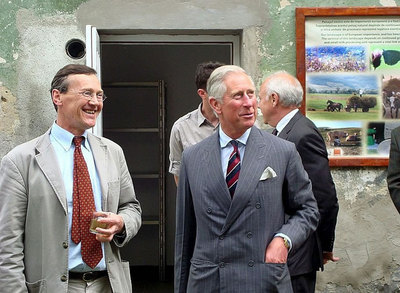 El príncipe Carlos de Inglaterra, durante su visita el 16 de mayo a una pequeña empresa láctea en Saschiz (Rumanía), junto a un representante de la Fundación ADEPT.