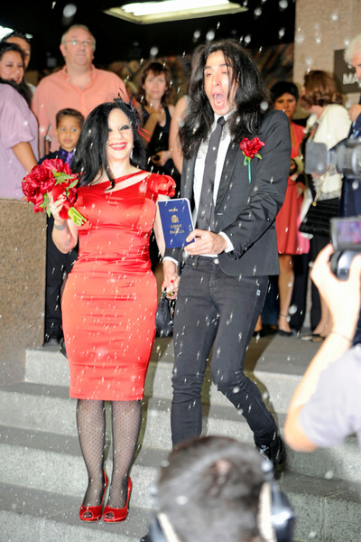 La cantante Olvido Gara -más conocida como Alaska- posa junto a su ya marido legalmente, Mario Vaquerizo, miembro del grupo musical Nancys Rubias, tras la celebración de su boda civil en Madrid en el registro de la calle Pradillo. Hace 12 años, la pareja viajó a Las Vegas donde también se casaron.