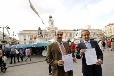 El presidente de los Comerciantes de Preciados-Carmen-Arenal, Ignacio Lario (i), junto al presidente de la Confederación de Comerciantes de Madrid (COCEM), Hilario Alfaro (d), esta mañana en la Puerta del Sol.