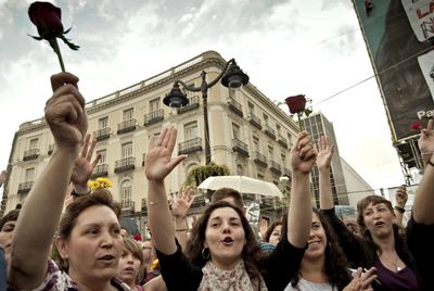 Cientos de personas se manifiestan esta tarde en la madrileña Puerta del Sol para protestar por el desalojo 