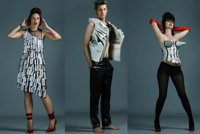 Algunos de los trabajadores del diario 'Libération' que el modisto francés Jean-Paul Gaultier ha vestido con hojas del periódico.