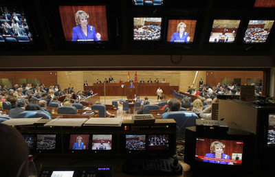 El discurso de investidura de Esperanza Aguirre, desde la sala de control de la Asamblea de Madrid.