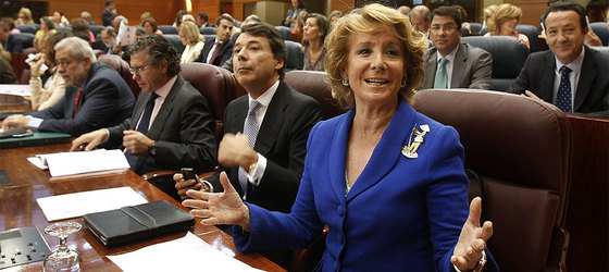 La candidata a presidenta de la Comunidad de Madrid, Esperanza Aguirre, durante la primera sesión del debate de su investidura ante el pleno de la Asamblea.
