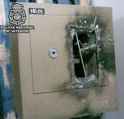 Una de las cajas fuertes presuntamente reventadas por la banda.