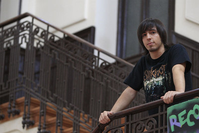 Álvaro Gabaldón, el alumno que ha sacado la segunda mejor nota en Madrid, posa en su instituto.