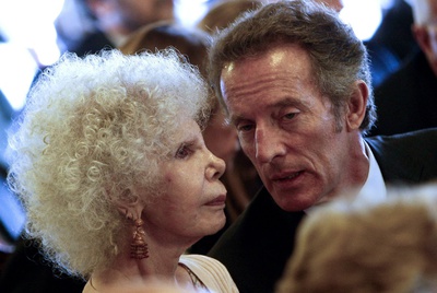 La duquesa de Alba y su novio Alfonso Díez, en el acto de constitución de nueva corporación municipal de Sevilla, el día 11 de junio de 2011.