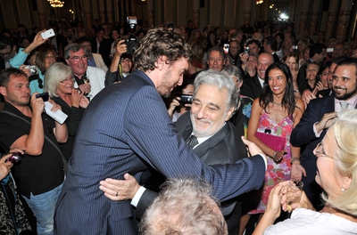 El tenor Plácido Domingo abraza al pívot de los Lakers Pau Gasol en el Liceo.