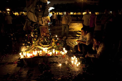 Los admiradores del cantautor Facundo Cabral, asesinado a tiros en Guatemala el sábado 9 de julio, le rinden homenaje en un altar colocado en su honor en la ciudad centroamericana.