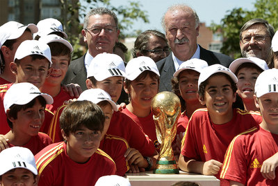 Gallardón y Del Bosque, junto al trofeo y los niños con la camiseta de la selección.