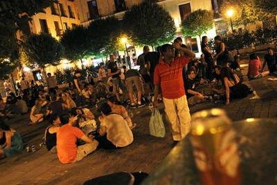 Decenas de personas hacen  botellón  en la plaza del Dos de Mayo.