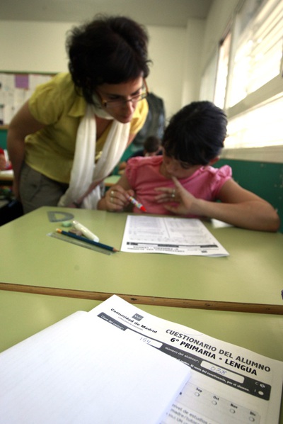 Una alumna de 6º de Primaria del colegio público El Espinillo, en Villaverde ( Madrid) , realiza la prueba de CDI, en 2009.