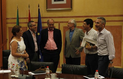 Diputados del grupo de transparencia y calidad democrática del Parlamento andaluz, tras su constitución esta mañana.